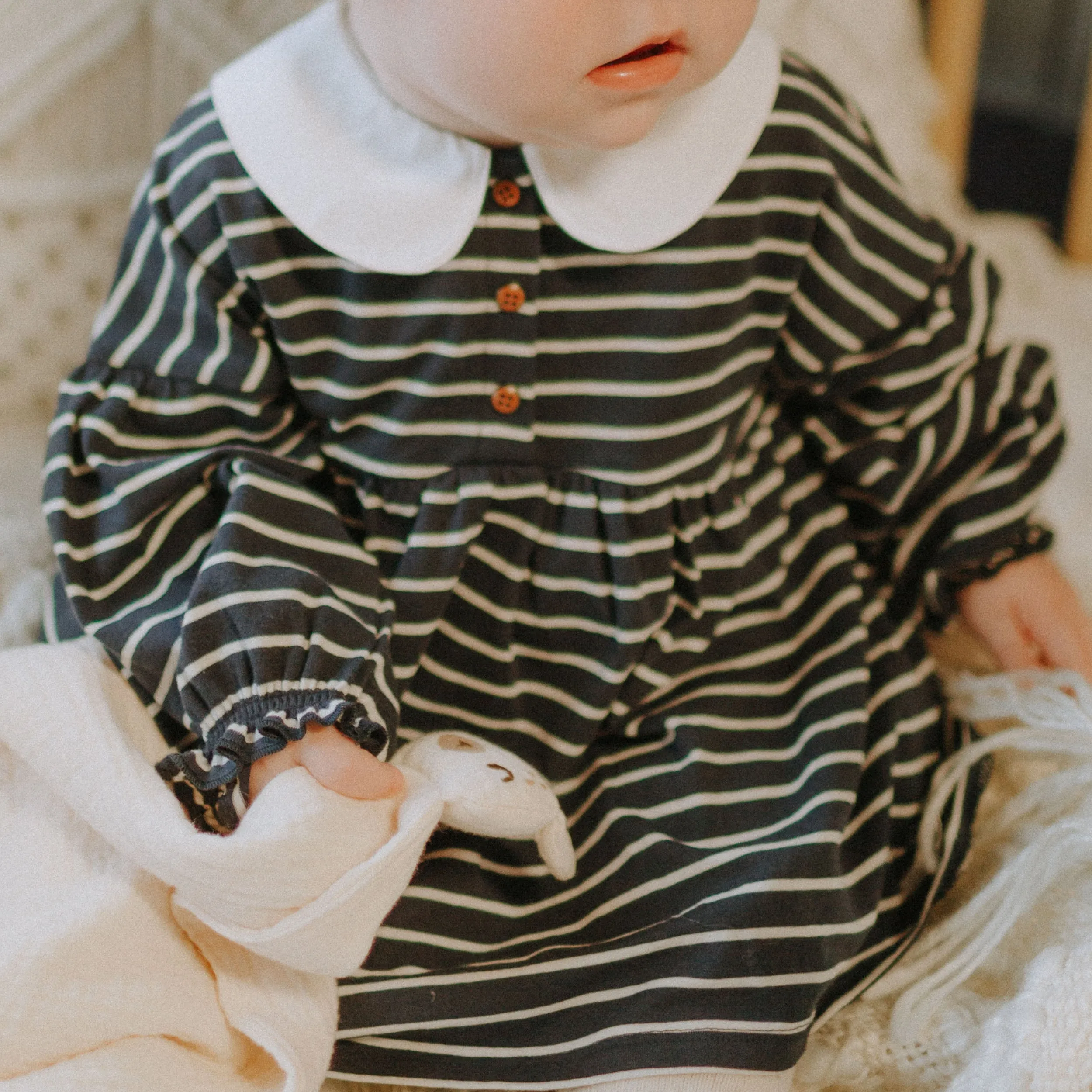 Robe cache-couche rayé marine avec un col claudine en coton biologique, naissance || Navy striped bodysuit dress with a claudine collar in organic cotton, newborn