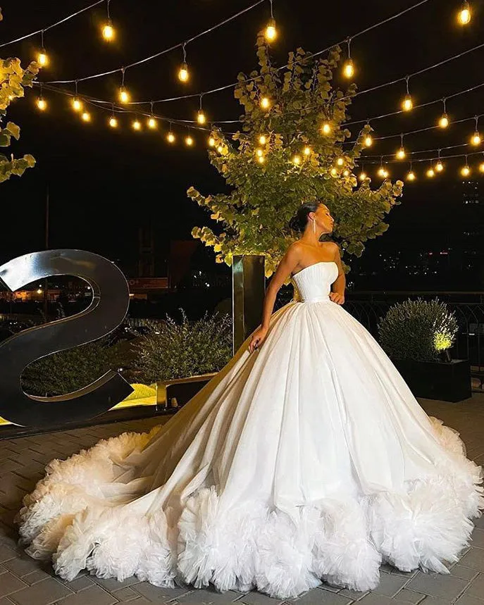 Tulle Ball Gown Wedding Dresses Ruffle Skirts Strapless Bridal Wedding Gowns Long Train